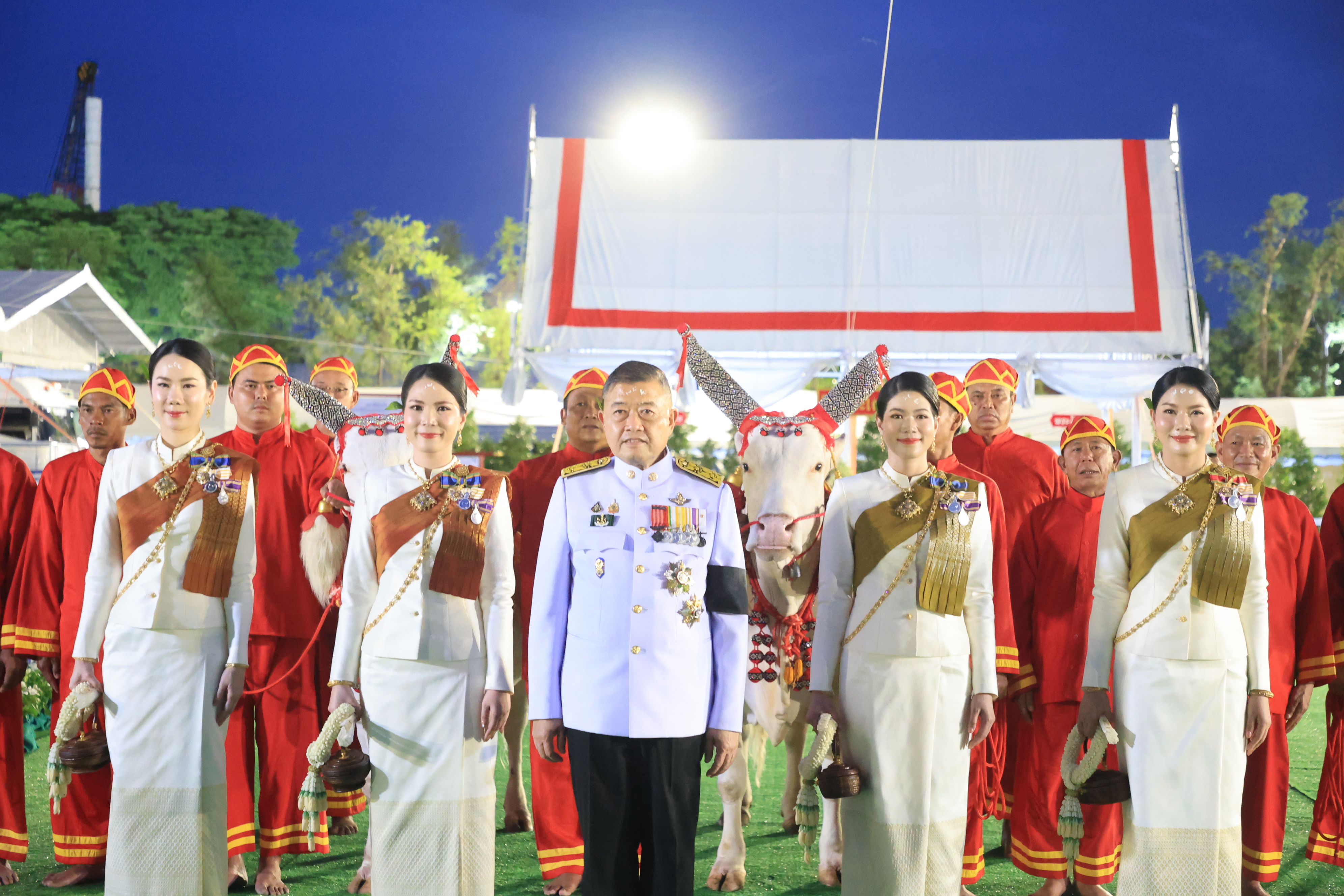 title - ปลัดเกษตรฯ ผู้ทำหน้าที่พระยาแรกนา พร้อมด้วยเทพีคู่หาบทองและเทพีคู่หาบเงิน ทำพิธีล้างมือพระยาแรกนา และเจิมหน้าพระโค